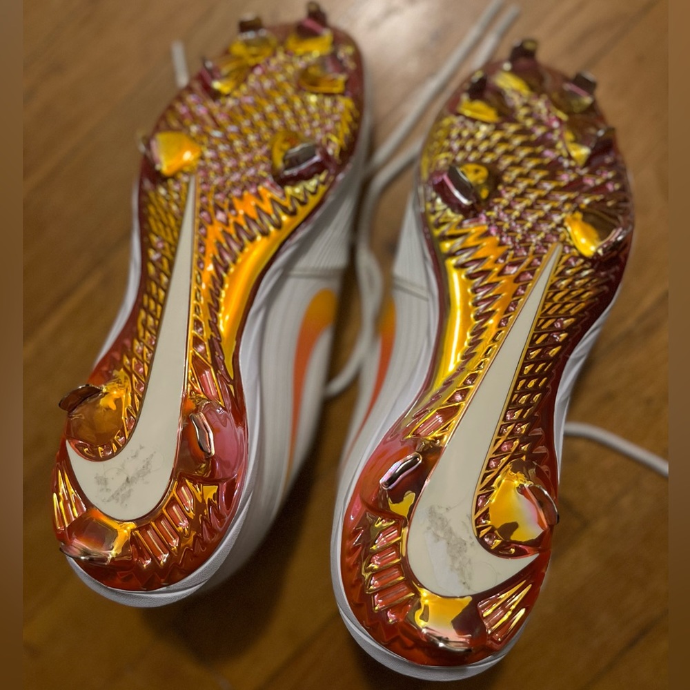 NWOT!! Nike Women’s 11 White/Orange/Pink Softball Cleats